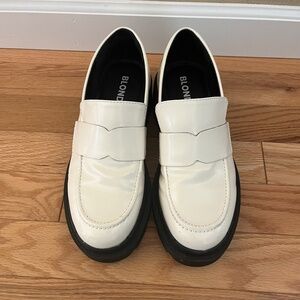 Blondo waterproof loafers in white (7.5)